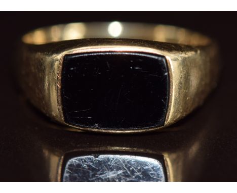 A 9ct gold signet ring set with onyx, 3.2g, size O