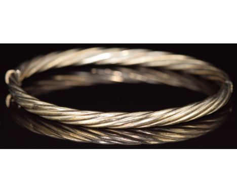 A 9ct gold bangle with ridged decoration, 8g, 6.5 x 5.2cm
