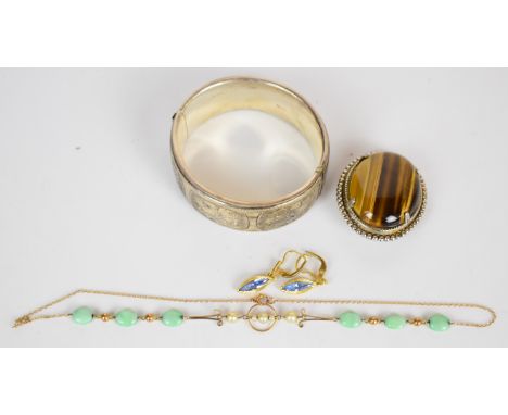 A silver bangle, tiger's eye brooch, 9ct gold necklace and earrings