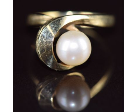 A 9ct gold ring set with a cultured pearl in a twist setting, 2.9g, size J