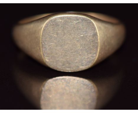 A 9ct gold signet ring, 4.7g, size R