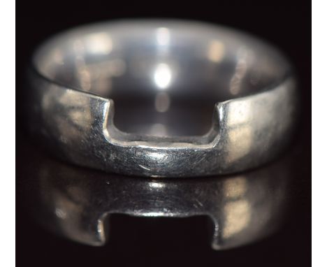 An 18ct white gold wedding band / ring made to fit around an engagement ring, 8.1g, size M/N