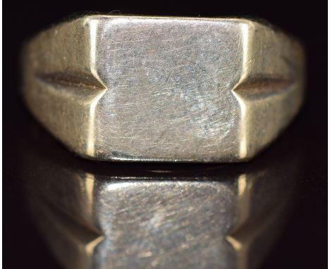 A 9ct gold signet ring, 6.6g, size T