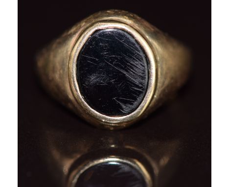 A 9ct gold signet ring set with hardstone, 2.1g, size G