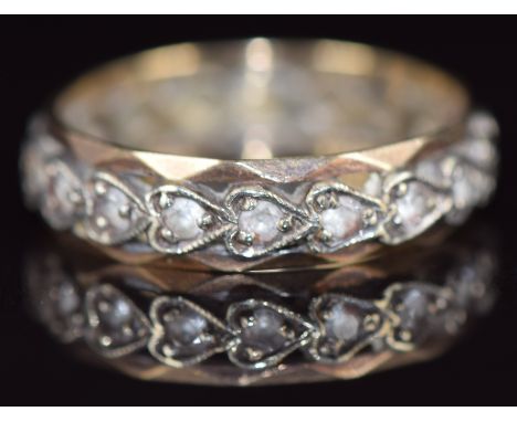 A 9ct gold eternity ring set with quartz in a heart design, 2.9g, size N