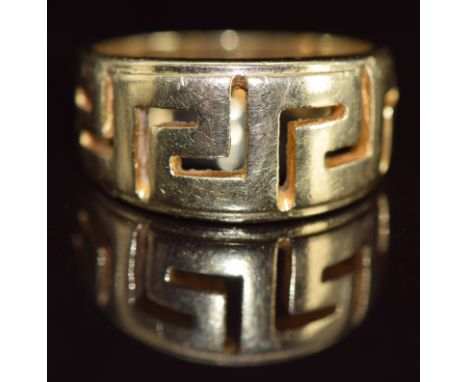 A 14k gold ring in Greek key design 6.4g, size M