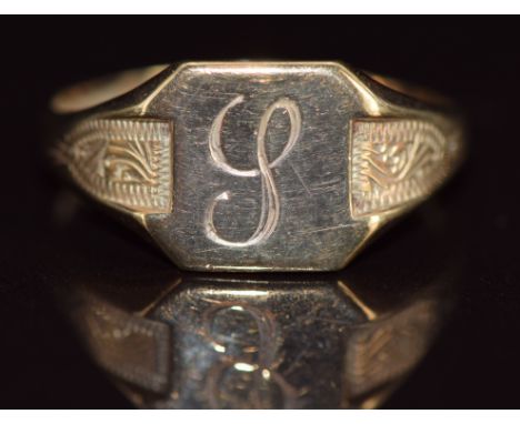 A 9ct gold signet ring, 2.8g, size T