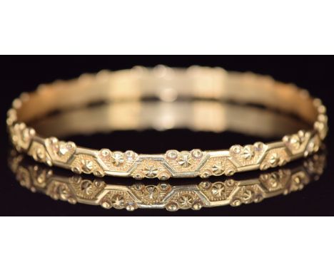 A 22k gold bangle, 18.9g, 6.3cm