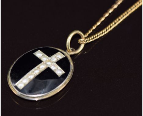 Victorian mourning locket set with black enamel and split pearls in a cross verso a glass compartment for hair (5.9g), dated 