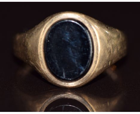 A 9ct gold signet ring set with onyx, 2.6g, size J