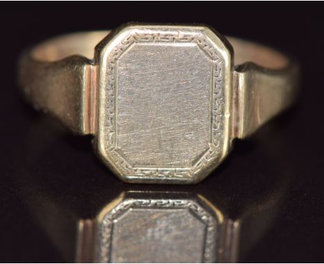 A 9ct gold signet ring, 4.4g, size S