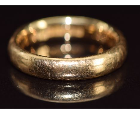 An 18ct gold wedding band / ring, 5.4g, size K