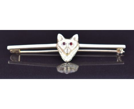 A 9ct gold brooch in the form of a fox set with paste eyes, 3.3g, 5.5cm