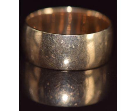A 9ct gold wedding band / ring, 6g, size R