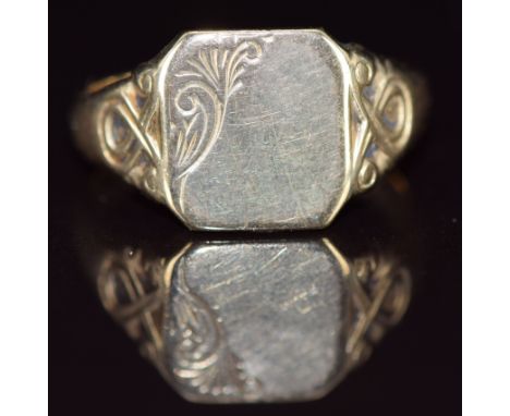 A 9ct gold signet ring, 5.1g, size R