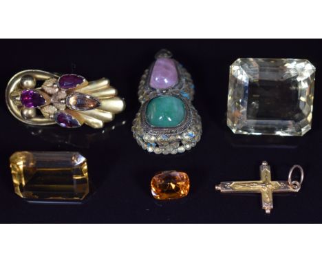 An 18ct gold cross (0.4g), Victorian Etruscan Revival brooch set with foiled paste, a Chinese silver section of brooch set wi