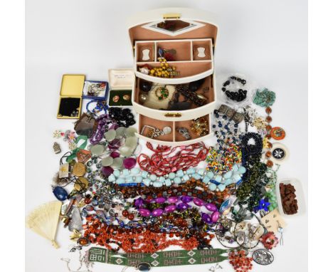 A collection of jewellery including pearl earrings, pair of mother of pearl buckles, Chinese mother of pearl buttons, silver 