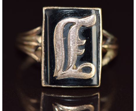 A 9ct gold ring with J monogram, 3.1g, size N