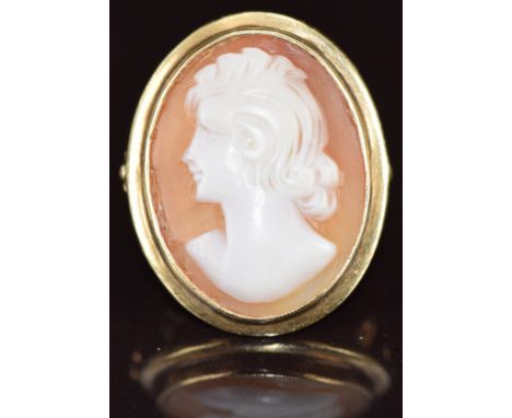 A 14k gold ring set with a cameo depicting a young woman, 8g ,size K