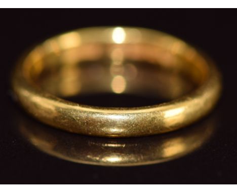 A 22ct gold wedding band / ring, 3.7g, size K