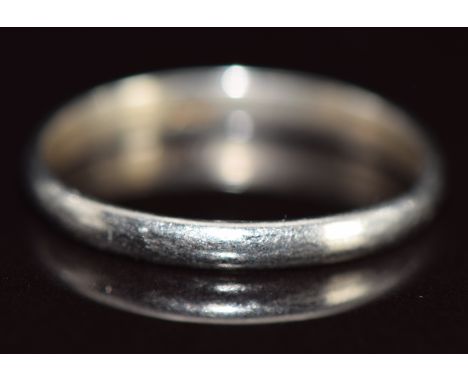 A platinum wedding band / ring, 2.3g, size M