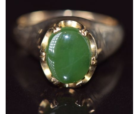 A 9ct gold ring set with a nephrite jade cabochon, 4.6g, size P