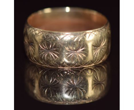 A 9ct gold ring with engraved decoration, 3.6g, size M