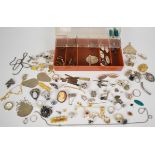 A collection of jewellery including cameo brooch, silver chain, silver pendant, 9ct gold brooches (