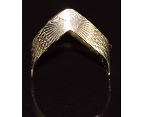 A 9ct gold wishbone ring with textured design, 1.3g, size M