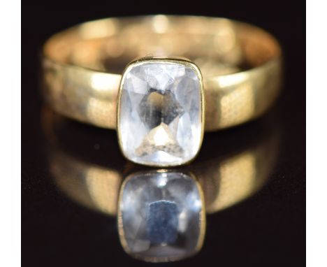 An 18ct gold ring set with aquamarine, 3g, size Q