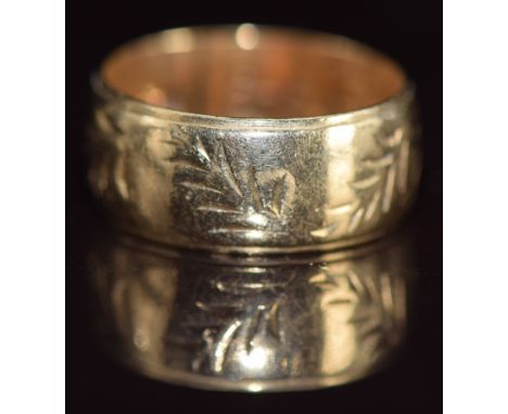 A 9ct gold ring with engraved feather design, 3.8g, size K