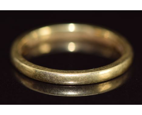 An 18ct gold wedding band / ring, 2.6g, size K