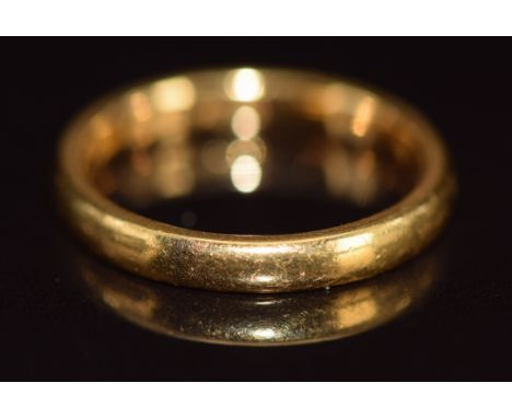 A 22ct gold wedding band / ring, 4.2g, size M