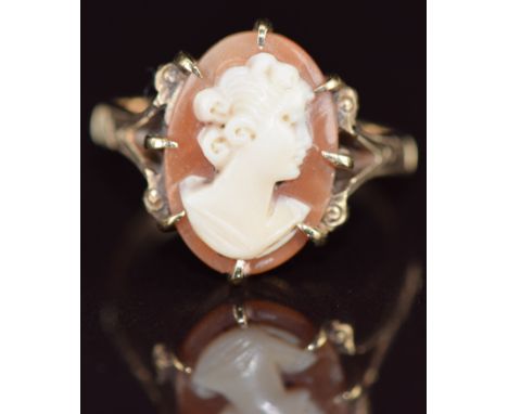 A 9ct gold ring set with a cameo, 4.8g, size M