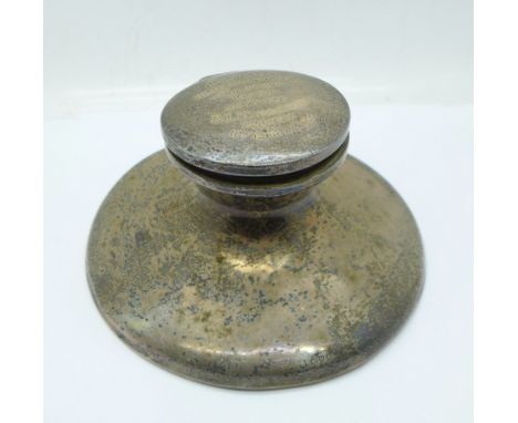 A silver capstan inkwell with engraved top, ''Harrogate Military Sports, Aug 2nd 1915, 100 yds 2nd Prize, E.I. Kingsbury, 2nd