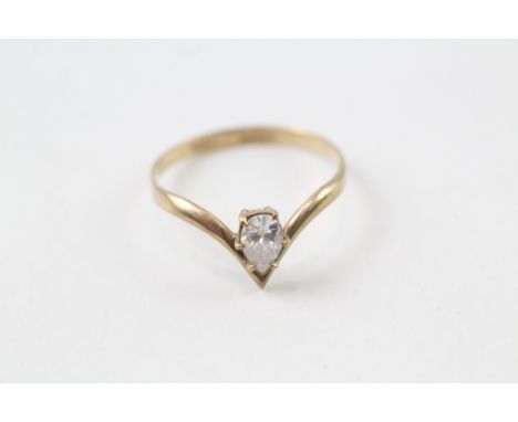 9ct gold cubic zirconia chevron ring (1.4g)