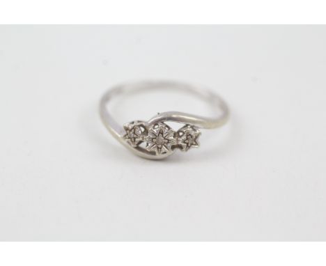 9ct gold star set diamond three stone ring (1.4g)