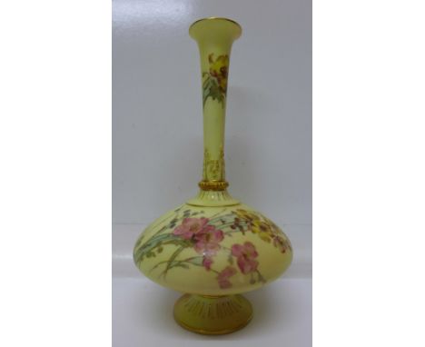 A Royal Worcester vase, shape 1748, early 20th Century, 18cm