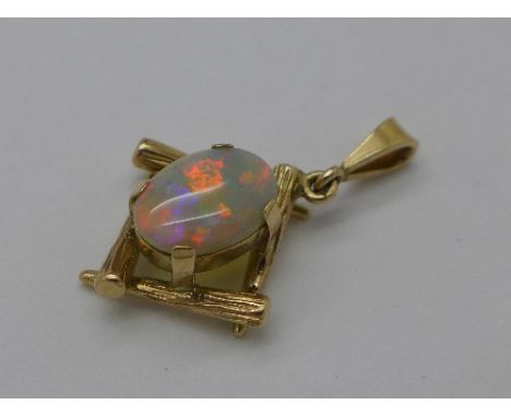 A 9ct gold and opal pendant, 3.3g