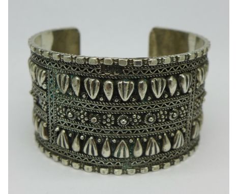 A white metal bangle, 60g, 38mm