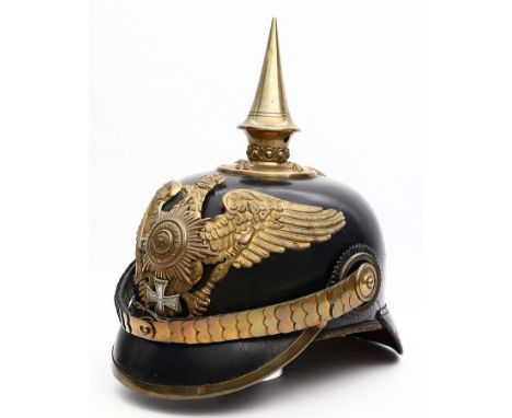 Pickelhaube eines Feldwebel-Leutnants der Garde, Preußen, Modell "M 1871". Lederkorpus, vergoldete Beschläge, bestehend aus: 