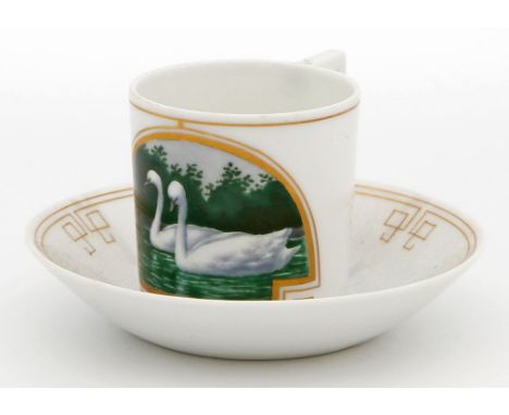 Jugendstil-Mokkatasse mit Untertasse, Nymphenburg. Porzellan. Leicht konisch mit abgekantetem Henkel, nach dem Formentwurf vo