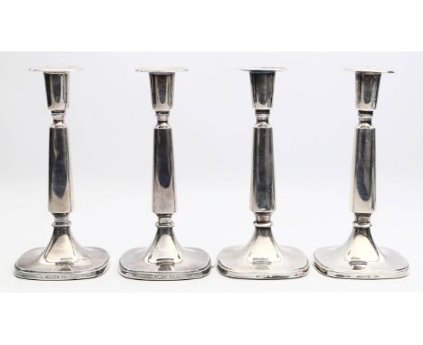 Vier elegante Leuchter, einflammig. je einflammig. 830/000 Silber (gefüllt). Glatte Säulenform. Kratzer. Mz. K&EC, Stadtmarke