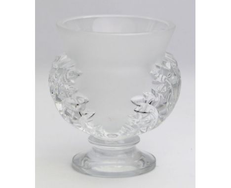 Fußvase, Lalique, Modell "St. Cloud Acanthus". Farbloses, teils matt geätztes Kristall. Unter dem Boden bez. "Lalique France"