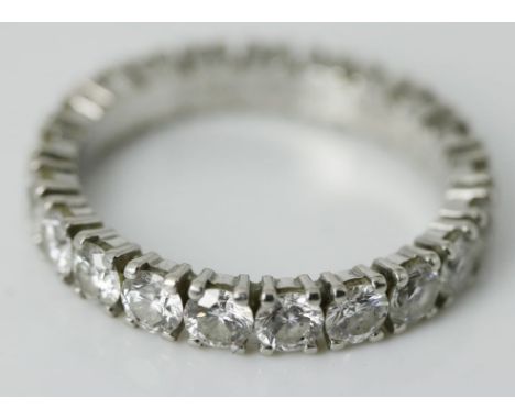 Memory-Ring, Cartier. 950/000 Platin, brutto 6,2 g. Umlaufend besetzt mit 21 Brillanten, zus. 3,44 ct. (so in Ringschiene gra