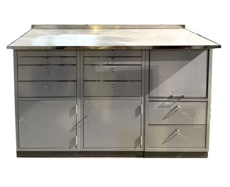 Mid Century-Apothekerschrank/-sideboard. Dreiteiliger, grau lackierter Metallkorpus, Chromelemente und -griffe. Türen und Sch