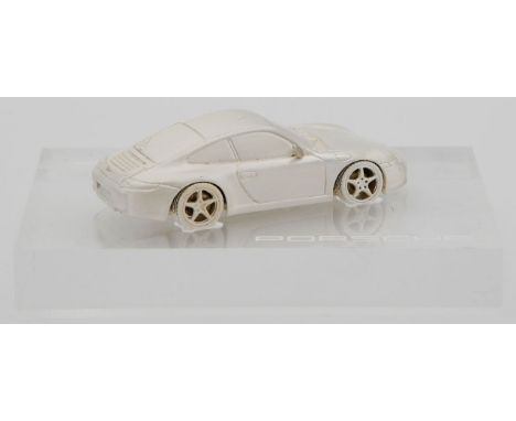 Modellauto "911er Porsche Carrera". 925/000 Sterlingsilber 161g. L. 9,5 cm. Auf Plexiglas-Sockel, 13,3 x 9,3 cm. In exklusive