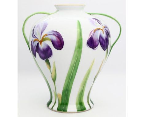 Vase, Herend. Eiförmig gebaucht. Umlaufend reliefierte und bunt bemalte, blühende Iris, zwei Blätter als plastische Handhaben