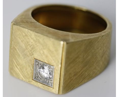 Ring. 750/000 GG, brutto 14,1 g. Quadratisches, matt gebürstetes Oberteil, in einer Ecke besetzt mit in WG gefasstem Brillant