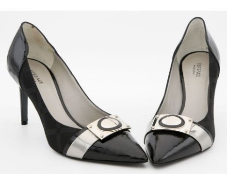 High Pumps, Versace. Spitze Pumps aus schwarzem Lackleder, kombiniert mit schwarzer Seide mit aufgedrucktem Greca-Muster. Sil